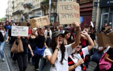Proteste nei licei in Francia il prof Le occupazioni contro i tagli alleducazione 364x230