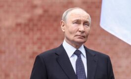 Putin compie 74 anni dal trattore al coccodrillo ecco i regali piu assurdi ricevuti 265x160