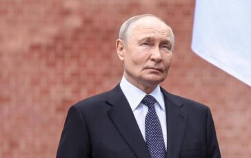 Putin compie 74 anni dal trattore al coccodrillo ecco i regali piu assurdi ricevuti 364x230