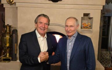 Putin festeggia il compleanno con Gerhard Schroeder lincontro a Mosca e il legame con la Russia 364x230