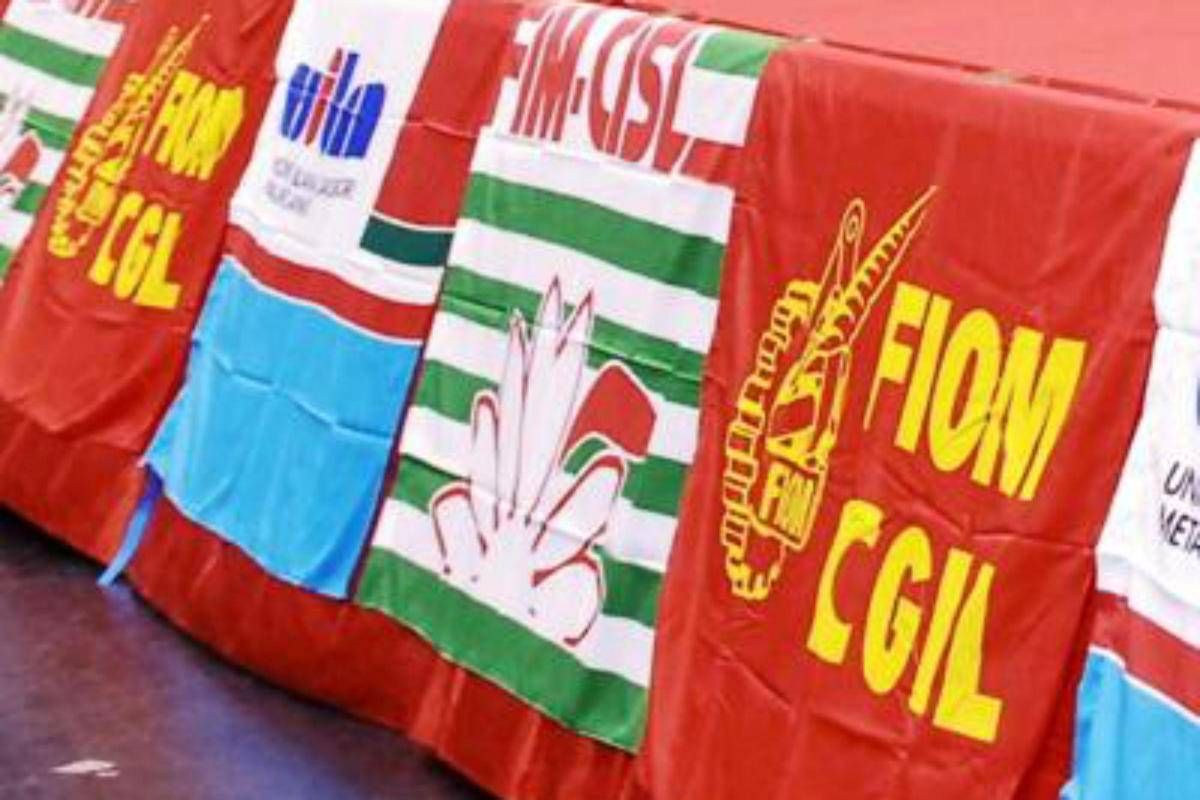 Rientra dalle ferie in ritardo per accudire la madre malata, licenziata dopo 11 anni