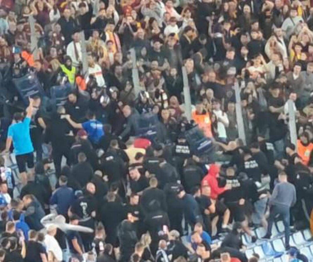 Roma-Slovan Bratislava, scontri tra polizia e tifosi nel settore ospiti