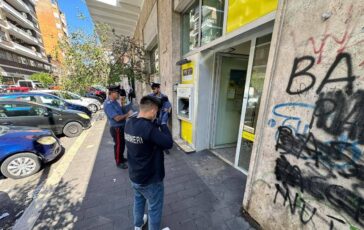 roma buco nel muro e maschere di halloween rapina da 100mila euro alle poste della garbatella 2