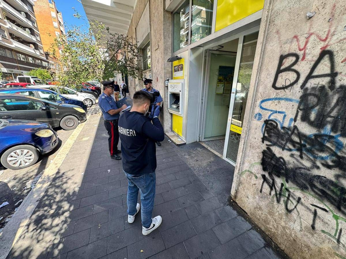 Roma, buco nel muro e maschere di Halloween: rapina da 100mila euro alle Poste della Garbatella