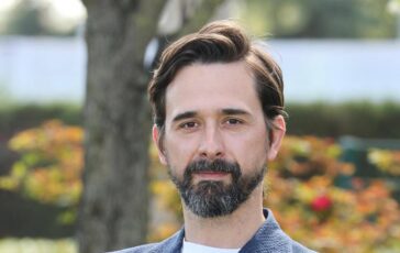 Roma lattore Davide Iacopini investito da microcar pirata mentre era in monopattino ricoverato in prognosi riservata 364x230