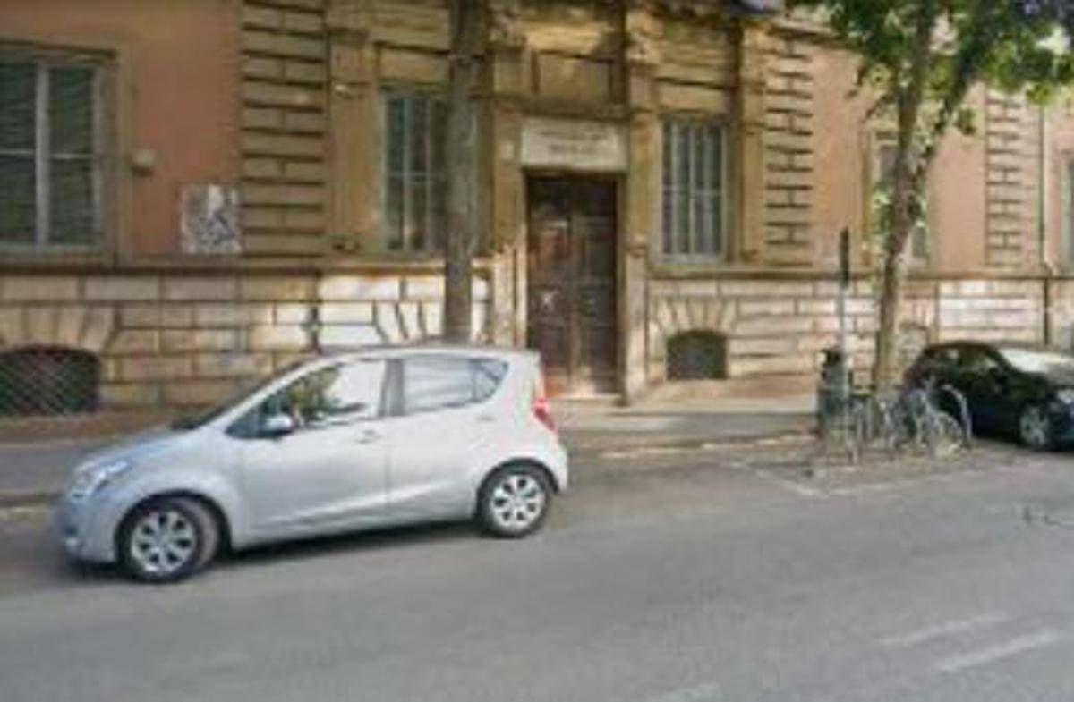 Roma, 'lista stupri' e una svastica nei bagni del liceo Righi