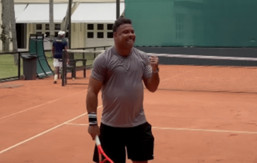 Ronaldo il Fenomeno sorprende anche nel tennis il video in campo conquista pure Djokovic 364x230