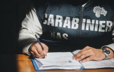Schiaffi insulti e violenza sessuale ad anziane in Rsa di Milano interdetti 3 operatori sociosanitari 364x230