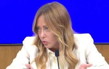 Scintille tra Meloni e giornalista su scontri ai cortei Credo nello Stato di diritto difende la gente perbene 364x230