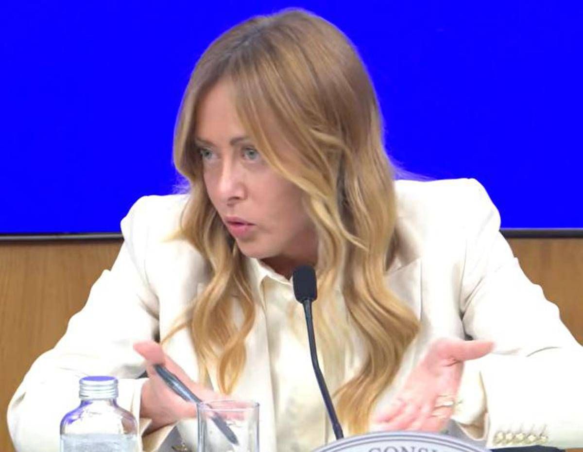 Scintille tra Meloni e giornalista su scontri ai cortei: "Credo nello Stato di diritto, difende la gente perbene"