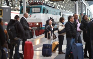 Scioperi a novembre il calendario tutte le date nere del mese. Dagli aerei ai treni dalla scuola al trasporto pubblico locale 364x230