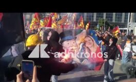 Sciopero 30 ottobre a Napoli bruciato striscione con Meloni Bernini e Mr Monopoly 265x160