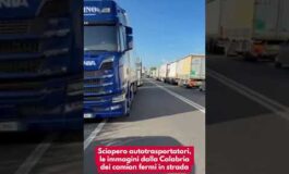Sciopero autotrasportatori le immagini dalla Calabria dei camion fermi in strada 265x160