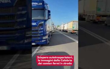 Sciopero autotrasportatori le immagini dalla Calabria dei camion fermi in strada 364x230