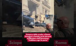 Sciopero scuola fumogeni e bombe carta al Ministero dellIstruzione Valditara apri le porte 265x160