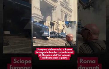 Sciopero scuola fumogeni e bombe carta al Ministero dellIstruzione Valditara apri le porte 364x230