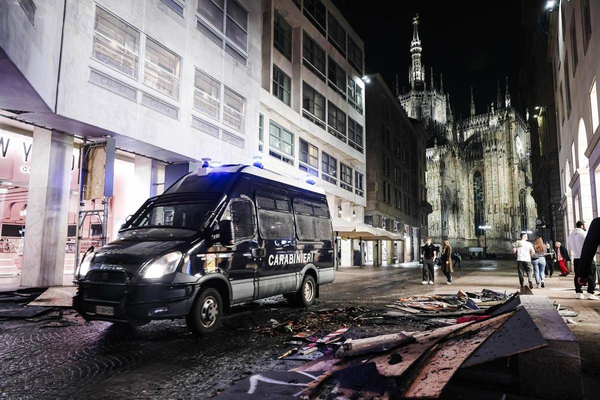 Scontri a Milano, perquisizioni per 100 persone: 51 sono minorenni. Città blindata per sabato
