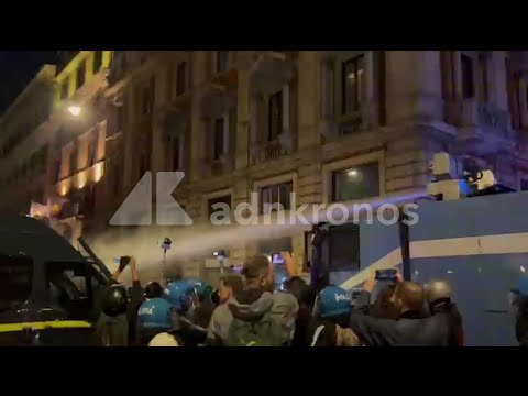 Scontri a Roma, lancio di bottiglie e idranti in azione vicino la stazione Termini