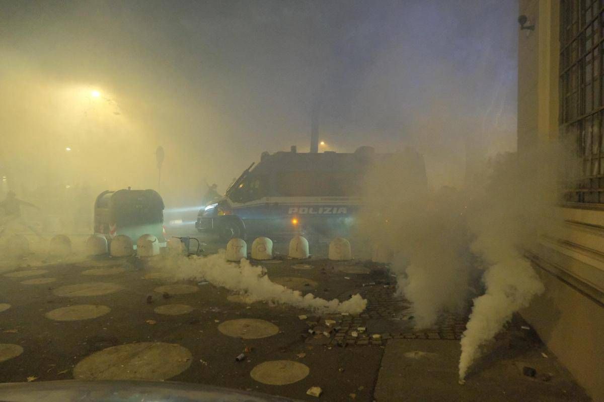 Scontri a corteo per sgombero Askatasuna, chieste 19 misure cautelari: tra i reati contestati anche tentato omicidio