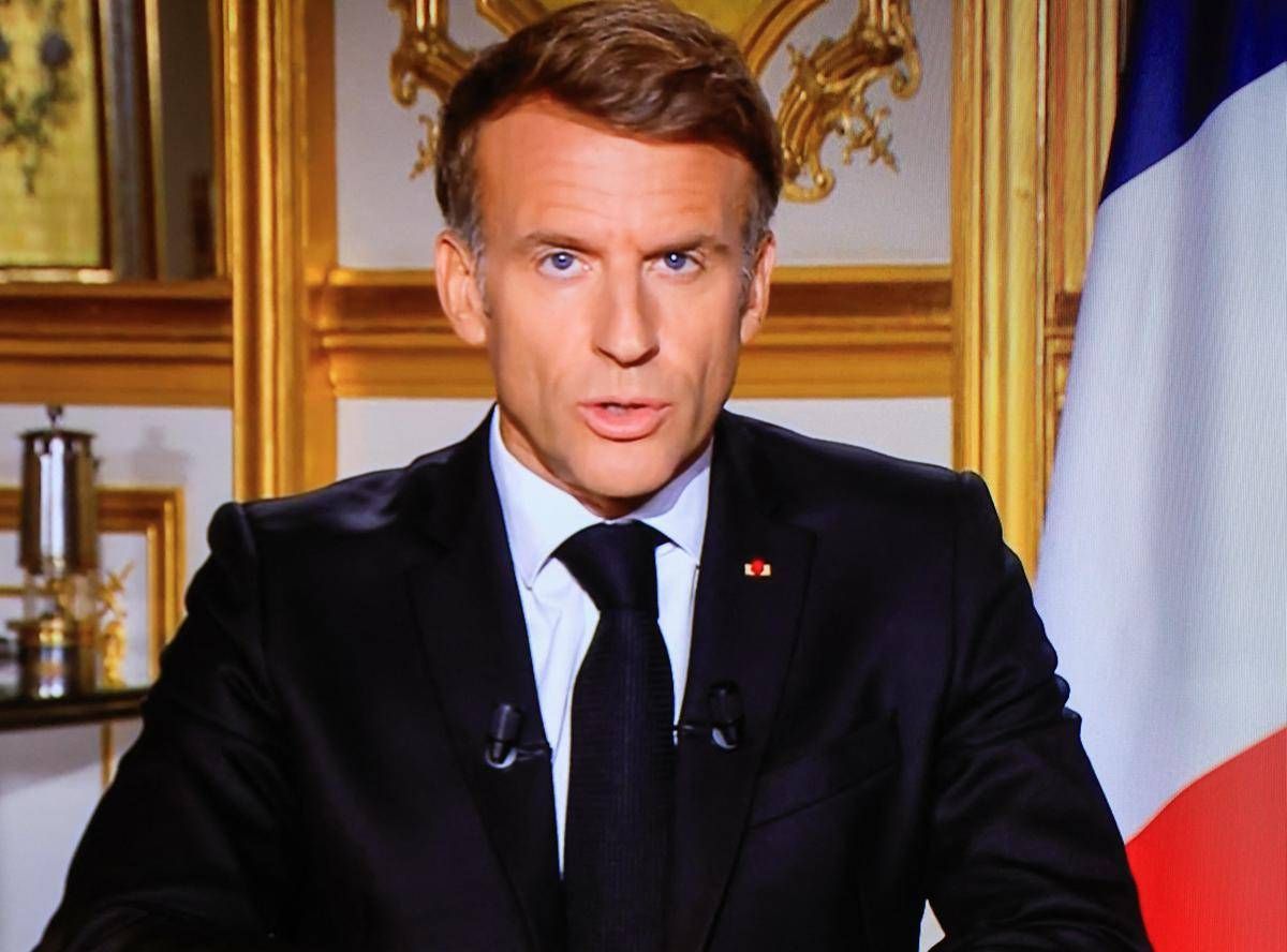 Scontri in Francia, Macron: "Proviamo rabbia, nulla giustifica la violenza. Chi ha distrutto dovrà pagare"