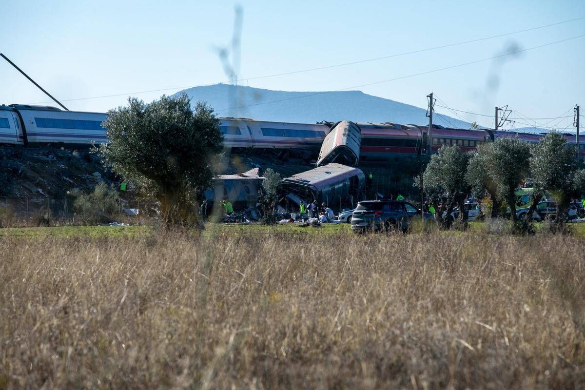 Scontro tra treni in Spagna, possibile errore umano: cosa si sa