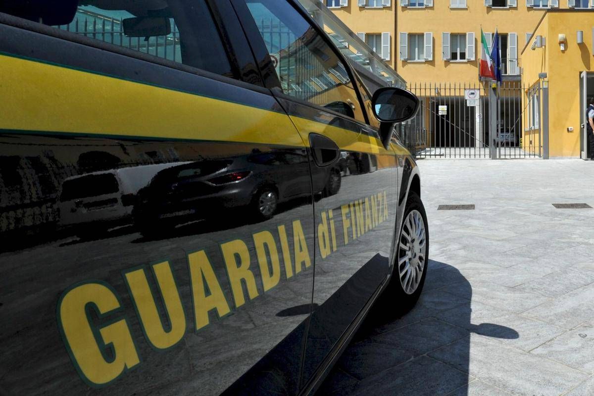 Scoperta maxifrode nel commercio delle materie plastiche: 18 misure cautelari e sequestro da 25 milioni di euro a Torino