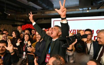 Serbia svolta alle elezioni politiche vittoria schiacciante della Lista degli Studenti Vucic riconosce la sconfitta 364x230