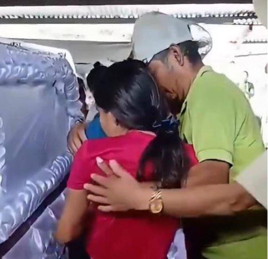 Si sveglia durante il funerale, ragazza di 15 anni 'resuscita'