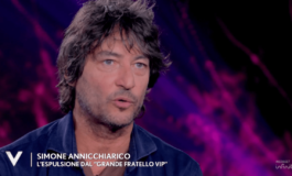 Simone Annicchiarico a Verissimo la squalifica dal Gf Vip e il ricordo del papa Walter Chiari 265x160