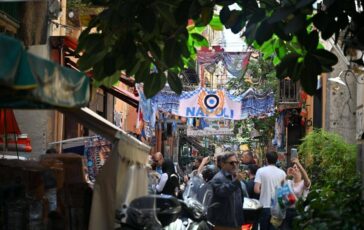 Sindaco francese dice no ai panni stesi Qui non siamo a Napoli. La risposta dellassessore Puca Ci dispiace per voi 364x230