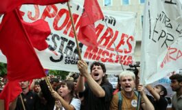 Spagna bocciati i decreti sulla casa di Sanchez proteste davanti al Congresso 265x160