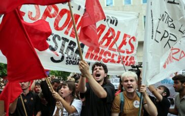 Spagna bocciati i decreti sulla casa di Sanchez proteste davanti al Congresso 364x230