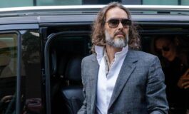 Spietato e calcolatore con un insaziabile appetito sessuale le durissime accuse in tribunale a Russell Brand 265x160