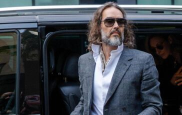 Spietato e calcolatore con un insaziabile appetito sessuale le durissime accuse in tribunale a Russell Brand 364x230
