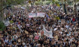 Studenti in piazza in tutta la Francia scontri a Parigi manifestanti lanciano pietre polizia risponde con lacrimogeni 265x160
