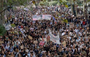 Studenti in piazza in tutta la Francia scontri a Parigi manifestanti lanciano pietre polizia risponde con lacrimogeni 364x230