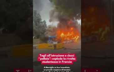 Tagli allistruzione e classi pollaio esplode la rivolta studentesca in Francia 364x230