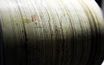 Terremoto oggi in Cina violenta scossa di magnitudo 7 scuote il Tibet 364x230