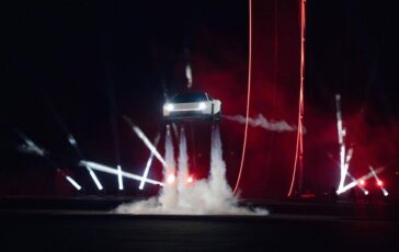 Tesla svela la Roadster lauto sportiva capace di volare in produzione dal 2028 364x230