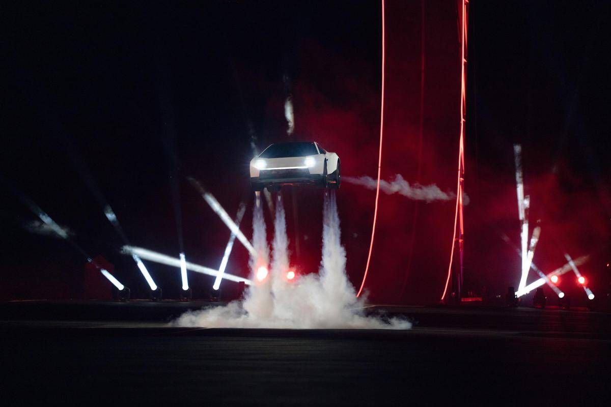 Tesla svela la Roadster, l'auto sportiva capace di volare: in produzione dal 2028