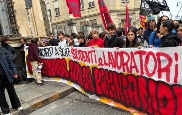 Torino bidoni di letame rovesciati davanti al municipio prima del corteo per lo sciopero generale il video 364x230