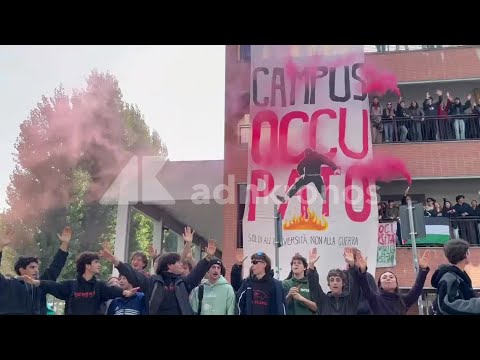 Torino, gli studenti del Campus occupato: ""Soldi all'università, non alla guerra""