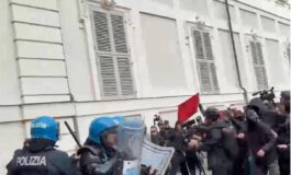 Torino tensioni e scontri al corteo lancio di oggetti e cariche della polizia 265x160