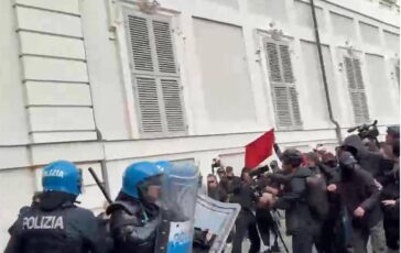 Torino tensioni e scontri al corteo lancio di oggetti e cariche della polizia 364x230