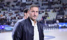 Totti e la prima visita alla prostata Dottore cosa vorrebbe fare con questo arnese 265x160