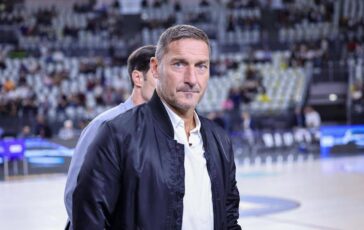 Totti e la prima visita alla prostata Dottore cosa vorrebbe fare con questo arnese 364x230