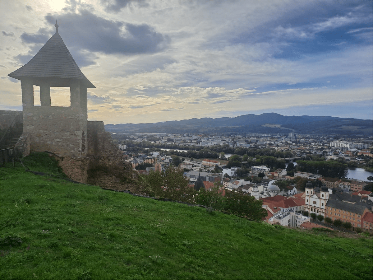 Trenčín2026 vinner "nyfikenhet"-utmaningen, där deltagandet står i centrum för stadens nya ansikte.