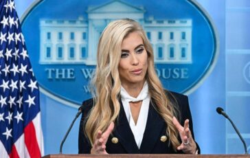 Trump la nuova portavoce Katie Zacharia si presenta solo 3 domande e un lapsus 364x230
