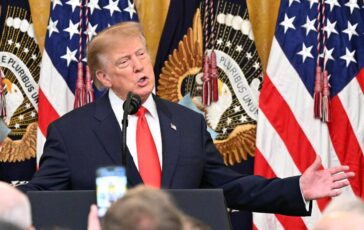Trump lomaggio a Cristoforo Colombo e le battute Il mio amico Pavarotti 364x230
