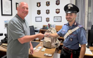 Turista dimentica zaino con oltre 2mila dollari sul treno Civitavecchia Roma cittadino gli salva la vacanza 364x230